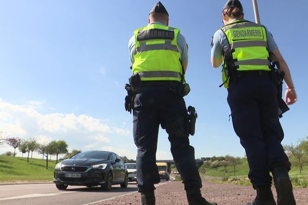 Vendredi 15 avril, à la veille du week-end pascal, des gendarmes étaient déjà présents au bord des routes du Calvados.