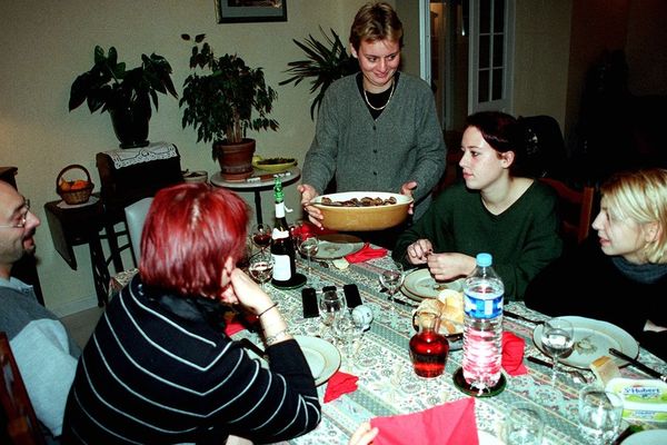 Depuis le 11 mai il n'est plus interdit d'être plus de 10 personnes dans les lieux privés, à condition de rester prudents face au risque de contagion au Covid-19.