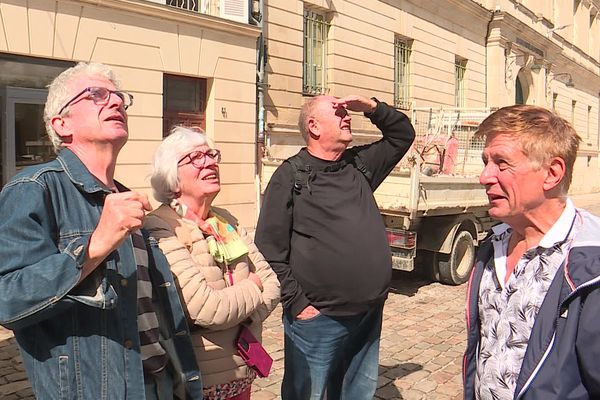 Les "greeters" font visiter gratuitement la ville de Poitiers aux touristes.