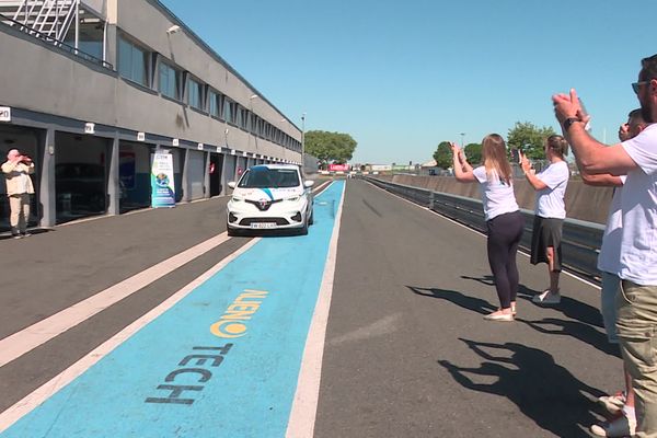 Sur le circuit d'Albi, une Renault Zoé hybride "améliorée" a battu le record du monde de distance.