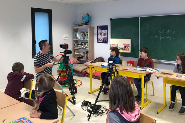 Tv Loustics en tournage  avec les CE1-CE2 de l'école d'Alexain (Mayenne) 