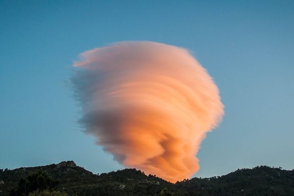 Magnifique nuage lenticulaire, saisi au-dessus de Sainte Lucie de Porto Vecchio