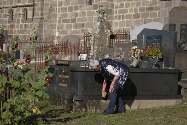 A la Tour d'Auvergne, les pesticides ont disparu du cimetière communal.