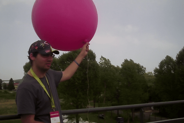 Thierry Hauuy lance le ballon sonde pour mesurer le vent