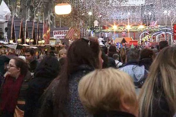 Le marché de Noël attire chaque année une foule d'acheteurs potentiels, une aubaine pour nombre de petits artisans locaux 