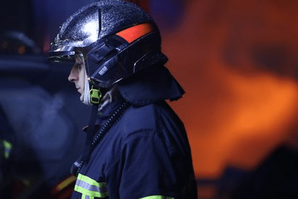 34 pompiers ont été mobilisés pour éteindre les flammes qui ont dévoré le hangar d'un camping d'Ille-et-Vilaine. ( image d'illustration)