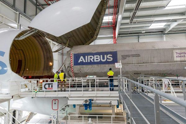 Le caisson contenant le satellite est chargé à bord d'un Beluga ST.