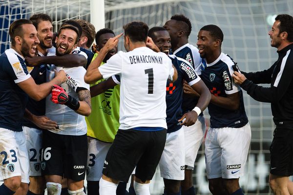 L'équipe du Paris FC, victorieux sur le FC Lens, à l'issue du deuxième tour de la coupe de la Ligue, le 23 août 2016.