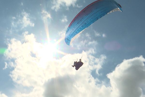 Après huit semaines de confinement, les parapentistes ont pu à nouveau voler au dessus du ciel normand.