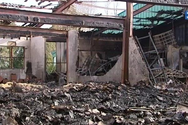 L'incendie à la ferme fruitière de la Hautière a ravagé  1500m² de bâtiment.