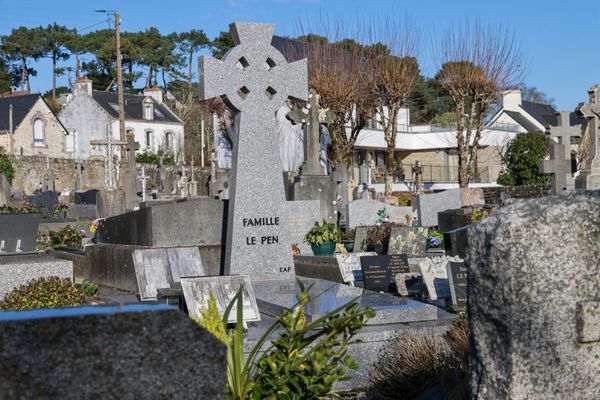 Caveau de la famille Le Pen dans le cimetière de La Trinité-sur-Mer