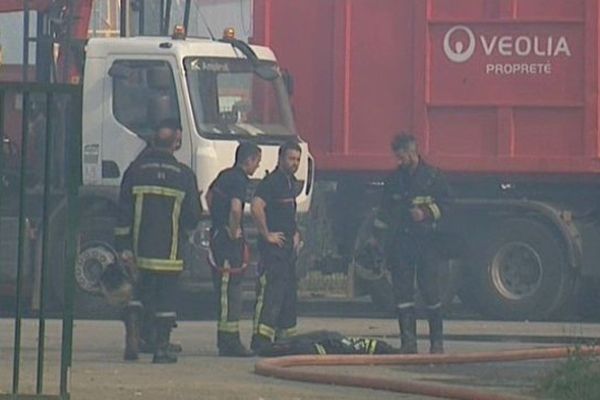 Il a fallu deux heures aux pompiers pour circonscrire l'incendie. 