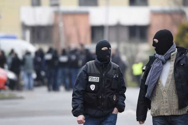 Des policiers aux abords du périmètre de sécurité déployé, le 20 mars 2016, lors d’une reconstitution du meurtre d’Aurélie Chatelain.