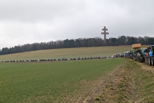 150 tracteurs ont pris position devant la Croix de Lorraine, à Colombey-les-Deux-Eglises (Haute-Marne)