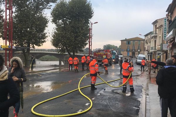 Nettoyage des rues de Trèbes dans l'Aude après les inondations du 15 octobre 2018.