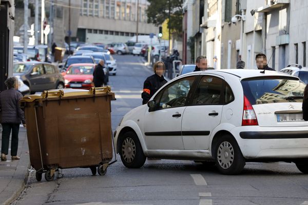 Les occupants de cette Clio était visée par les tirs. 