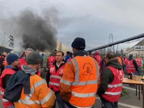 Les dockers bloquent le rond-point à Bassens (image d'archives)