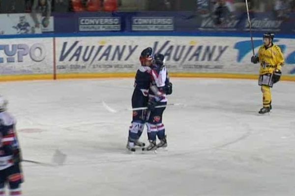 Grenoble l'a emporté 3 à 1 contre Rouen.