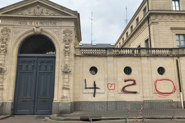 La façade de la préfecture du Calvados, place Gambetta taguée par des fumeurs de cannabis.