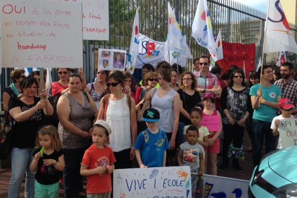 Près de 90 personnes manifestaient devant le rectorat à Limoges pour protester contre les suppressions de postes et de classes annoncées.