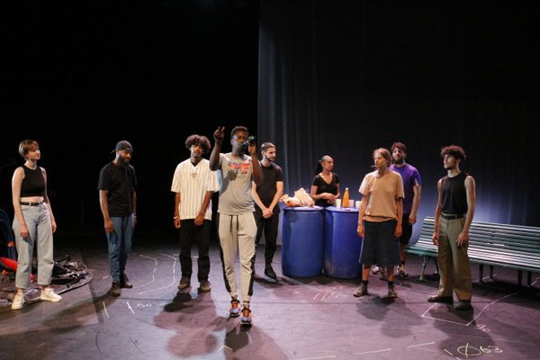 Les rappeurs du Blosne en répétition pour la comédie musicale Raspode, avec les élèves de théâtre du conservatoire de Rennes.