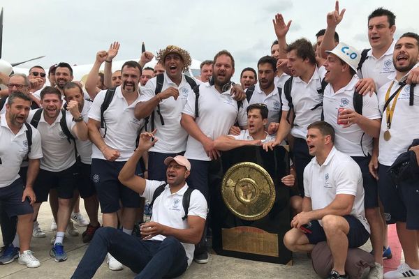 Le Bouclier et les joueurs à leur arrivée à Castres