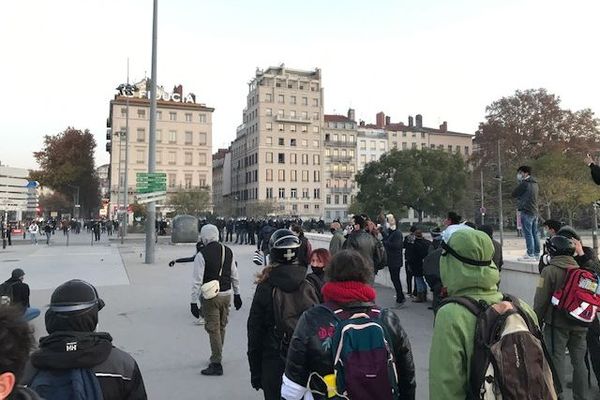 De violents affrontements opposaient casseurs et forces de l'ordre en fin d'après-midi ce samedi 28 novembre, en marge de la "Marche des libertés".