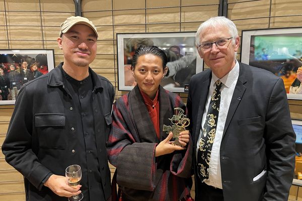 C'est l'acteur Tseten Tashi (ici entre le réalisateur Patiparn Boontarig et Jean-Marc Therouanne, co-fondateur du FICA), qui a reçu le Cyclo d'or du FICA pour le film "Snow leopard", le réalisateur du film étant décédé en mai 2023