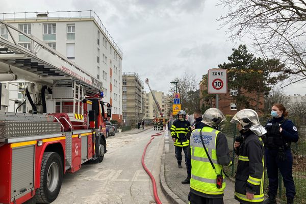 Nombreux pompiers sur place dans le quartier Orgeval, où un immeuble en rénovation a pris feu.