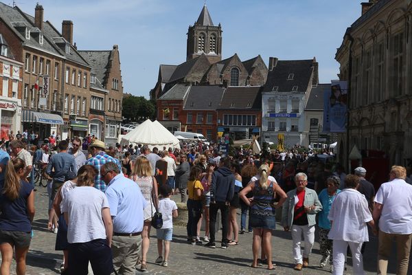 Les touristes à Cassel, élu village préféré des Français.