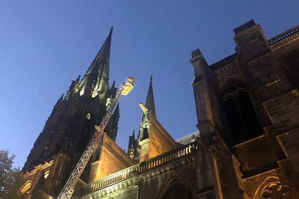 Plus d'une centaine de personnes ont été mobilisées pour cet exercice grandeur nature à la cathédrale de Clermont-Ferrand.