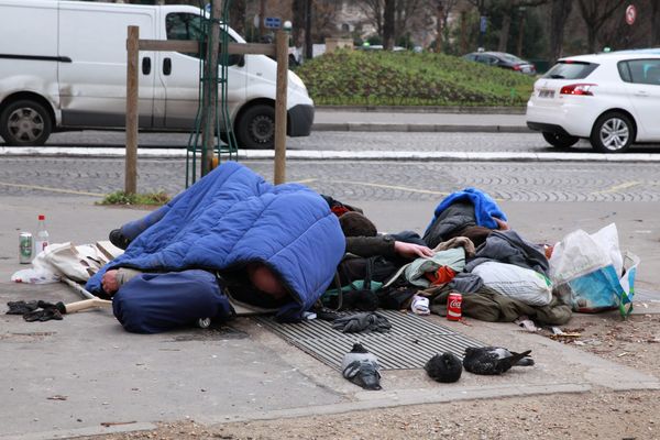 Des hommes et des femmes vivent et meurent dans la rue 