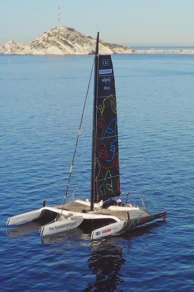 21 mètres de long, 17 mètres de large et 27 mètres de haut pour ce trimaran d'exception !