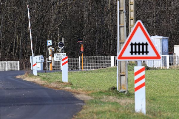 Les passages à niveau ne sont pas toujours dotés de barrières comme ici.