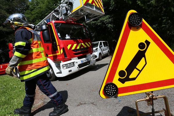 ILLUSTRATION d'une intervention de pompiers sur un accident de la route