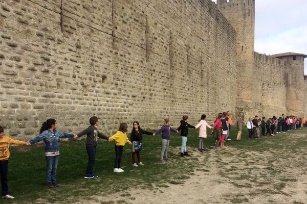 2000 personnes se tiennent la main autour de la Cité de Carcassonne pour la fraternité - 12 octobre 2017