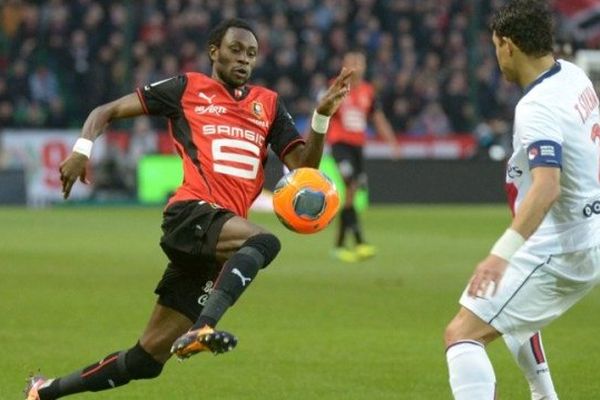 Le Rennais Jonathan Pitroipa en plein duel avec Thiago Silva, le défenseur brésilien et capitaine parisien 