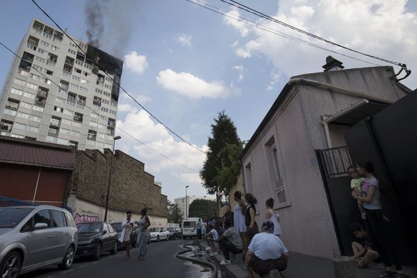 Quatre personnes sont décédées dans l'incendie d'une tour à Aubervilliers (Seine-Saint-Denis).