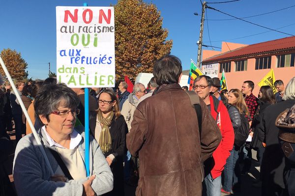 A Varennes-sur-Allier, samedi matin, près de  200 personnes sont venues manifester contre le racisme et pour le droit d'asile