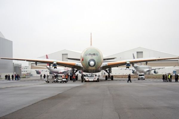 Le futur A350 pour sa première sortie en février 2013 de la ligne d'assemblage final à Toulouse