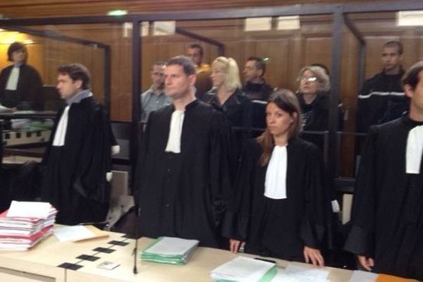 Les prévenus et leurs avocats à l'ouverture du procès le 25 mars 2014