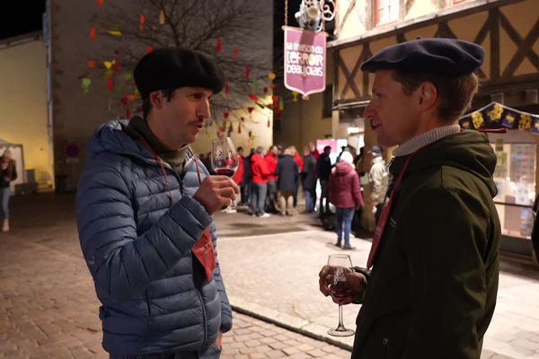 À quelques heures du coup d’envoi de la cuvée 2024 du Beaujolais nouveau, nombreux amateurs se sont réunis à Beaujeu dans le Rhône ce mercredi 20 novembre pour le déguster dès minuit. Laurent et Lionel viennent à l'évènement depuis plus de 15 ans.