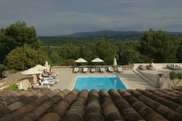 Dans cet hôtel-restaurant de Gordes, 50 personnes veillent au confort des occupants de 24 chambres.