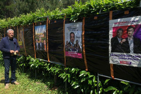 Pour faire des économies, le maire de La Lande-Chasles, dans le Maine-et-Loire, utilise des bâches agricoles comme support d'affichage.