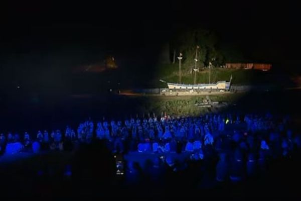 “Cap sur la liberté” c'est le nouveau spectacle proposé par 500 bénévoles devant les tours de Bridiers à La Souterraine. 
