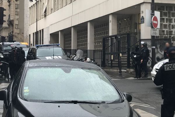 Un forcené retient sa fille en otage, rue Rodier, dans le 9ème arrondissement de Paris, le 19 février 2018.