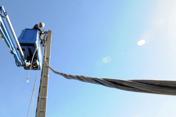 Un agent ERDF répare une ligne électrique dans le sud de la France en octobre 2013