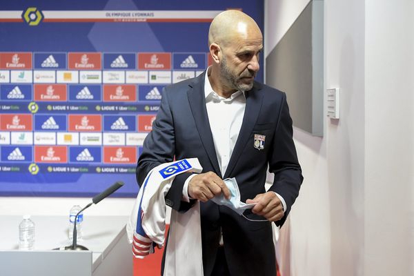 Bosz, qui a remplacé Rudi Garcia, en fin de contrat, arrive avec des adjoints néerlandais Hendrie Krüzen, Rob Maas et Terry Peters (préparateur physique) qui étaient avec lui au Bayer Leverkusen. De son côté, le Brésilien Claudio Caçapa, ancien capitaine de l'OL, a été confirmé dans l'encadrement que rejoint aussi Rémy Vercoutre. Ancien gardien du club rhodanien (2002-2014), notamment doublure de Grégory Coupet puis de Hugo Lloris, il a été engagé comme entraîneur des gardiens de buts à la place de Christophe Revel.