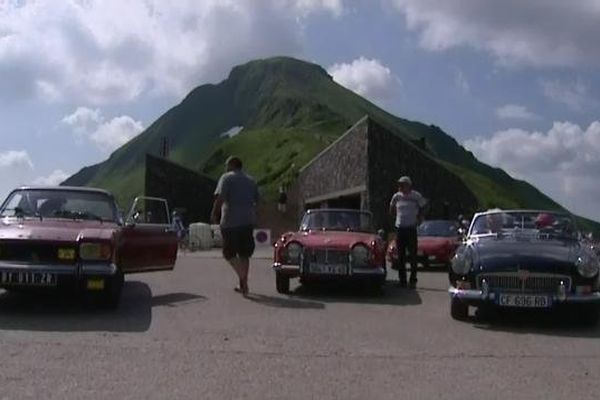 Les parkings ont été réaménagés au sommet du Pas de Peyrol (1589 mètres), le plus haut col routier du Massif Central.