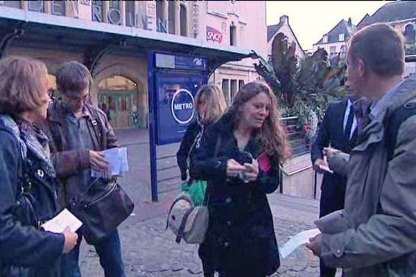 Les clients de la SNCF se retrouvent devant la gare de Rouen et préparent la "grève" de présentation des billets